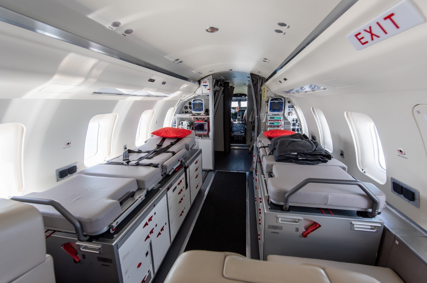 Équipement médical avancé à l’intérieur de l’ambulance aérienne