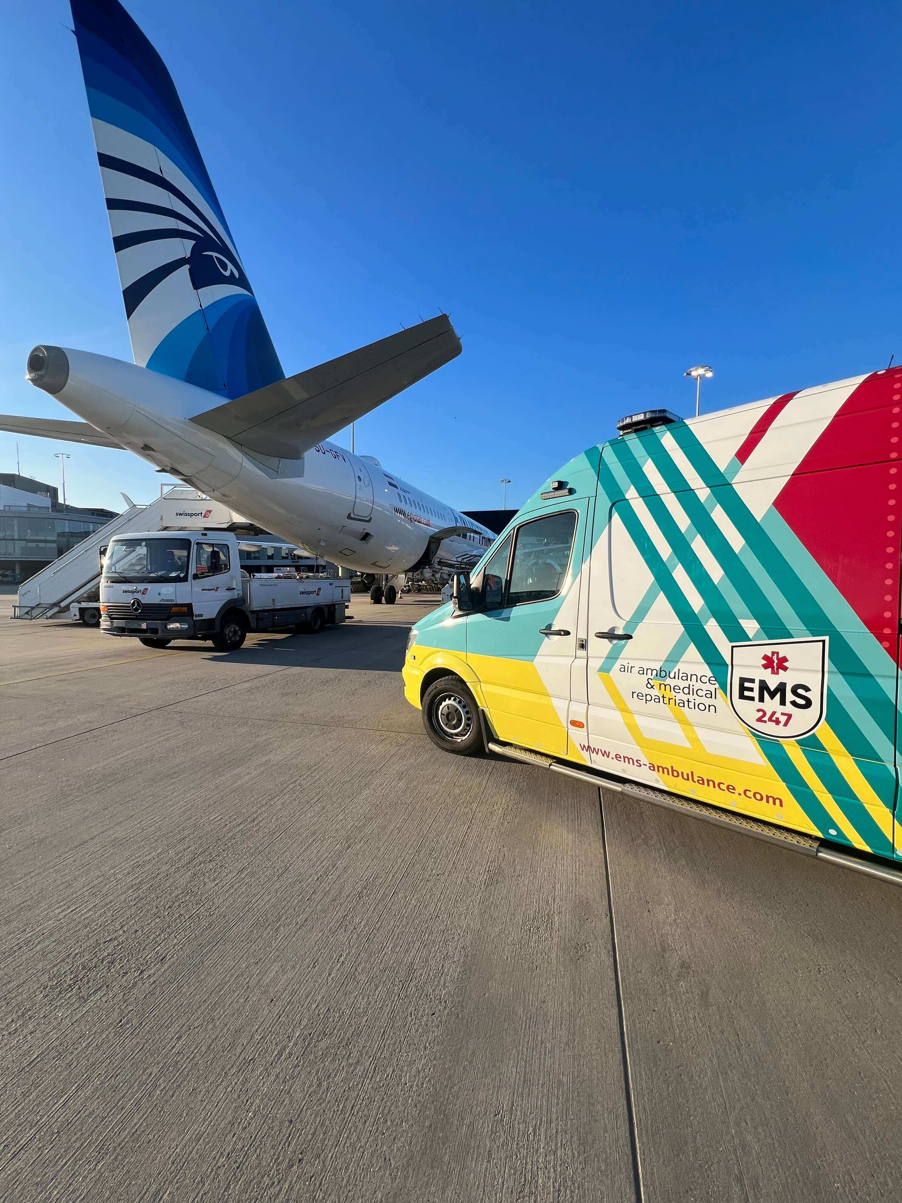 Accompagnateur médical aidant un patient sur un vol commercial